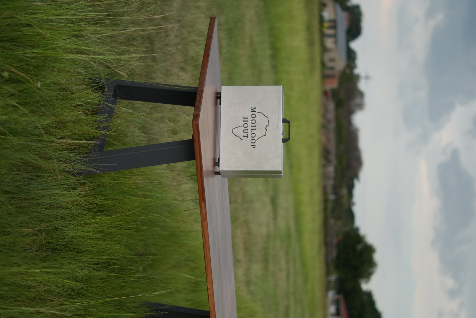 Table dress&eacute;e avec assiette