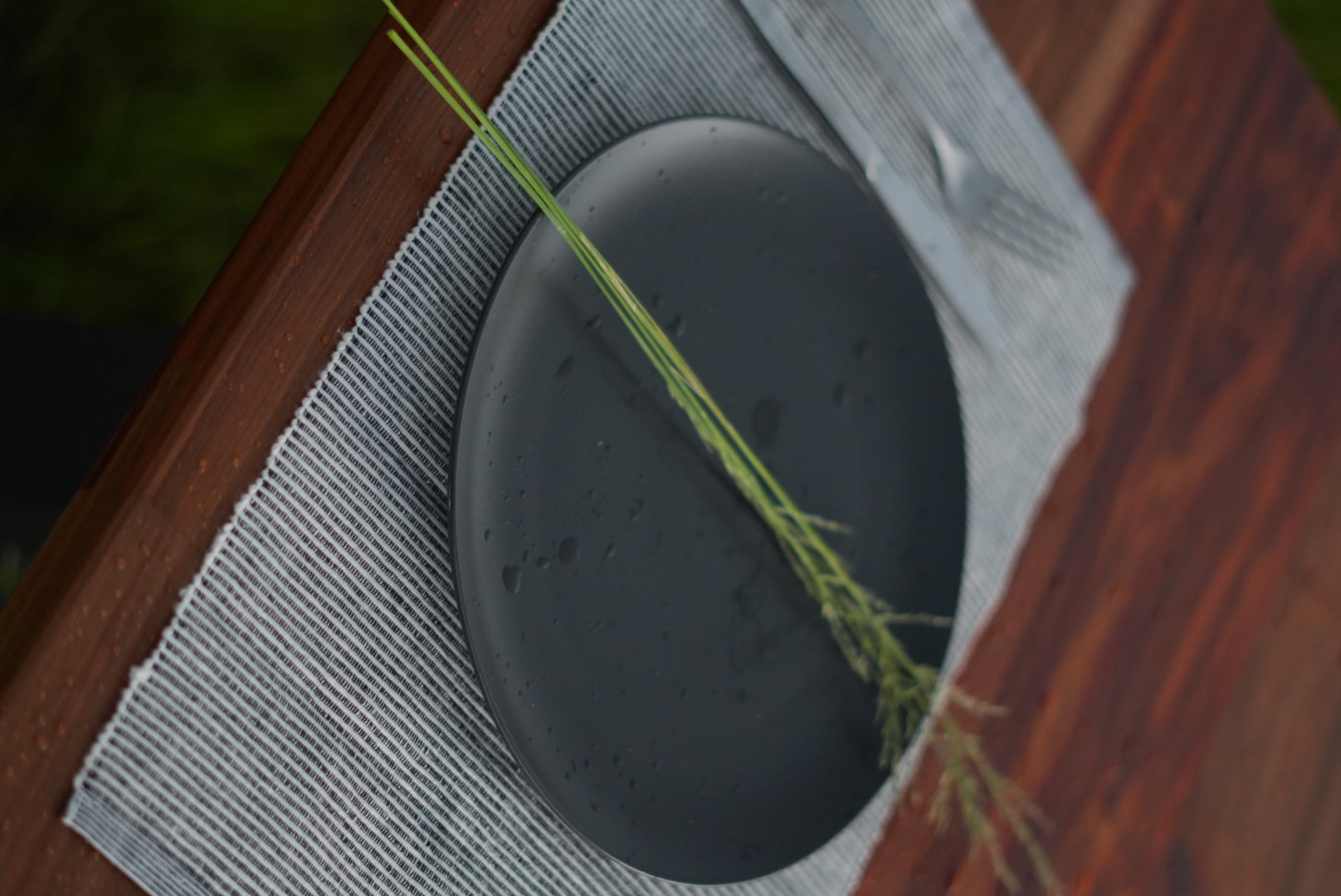 Table avec valise d'&eacute;chantillons